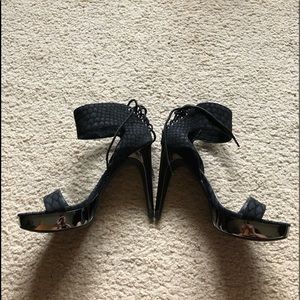 🌺 sassy back lace a nakeprint sandals🌺